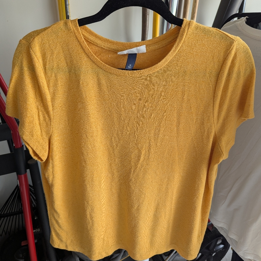 Universal Thread- Yellow T-Shirt- SIZE Medium
